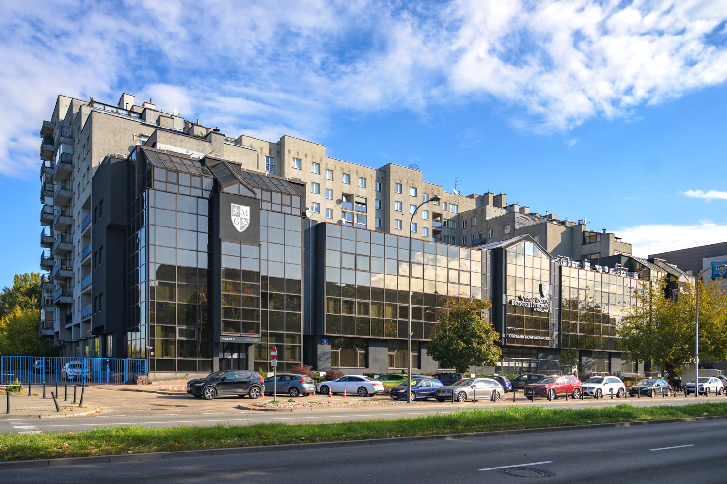 Zdjęcie architektury budynku Siedziba firmy ABB (obecnie Wyższa Szkoła Inzynierii i Zdrowia)